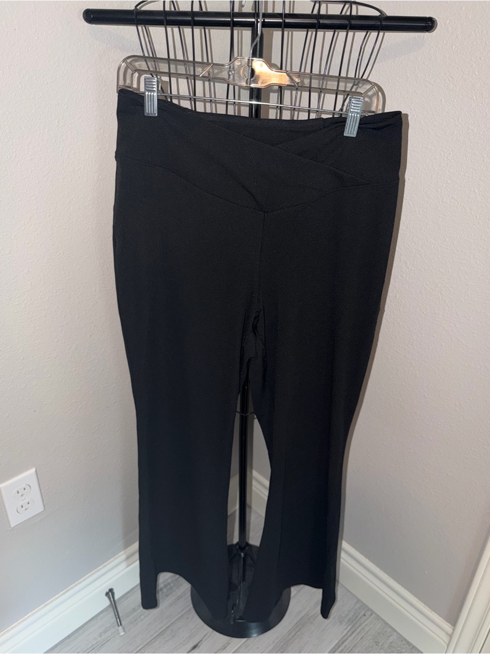 HALARA Black Boot-Cut Pull-On V-Waist Pants